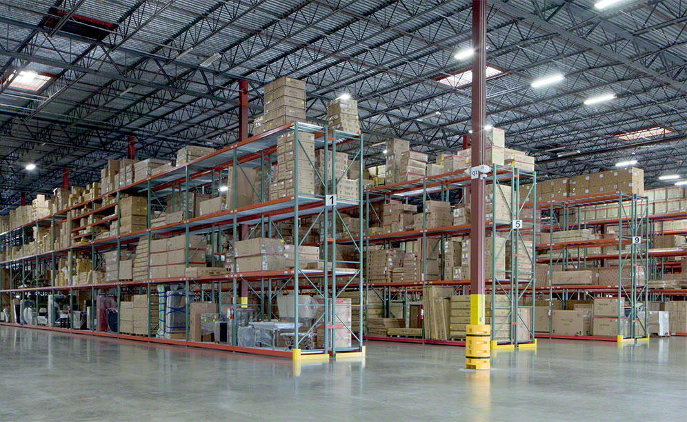 Selective pallet racking is versatile and adaptable to any type of load, weight and volume, such as furniture