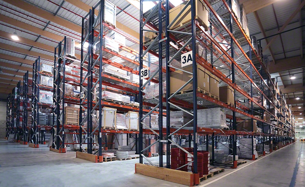 The Selective pallet racking provide direct access to all pallets
