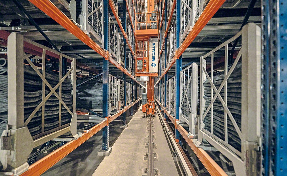 A stacker crane in each aisle stores the Michelin containers A stacker crane in each aisle stores the Michelin containers