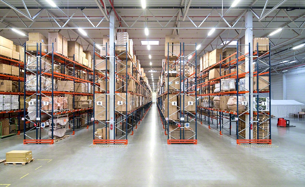 HSF e-commerce warehouse in Poland with furniture