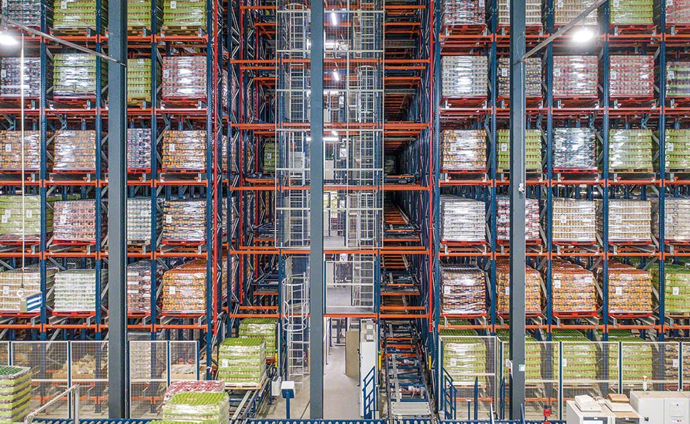 Two pallet lifts connect the levels of the automated warehouse of Cistér