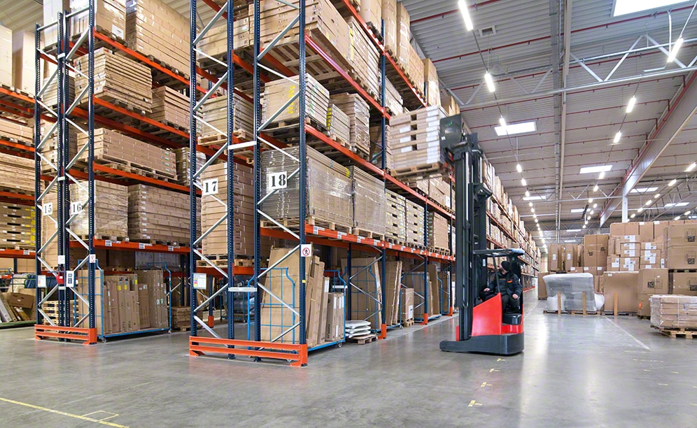 The warehouse manages more than 10,000 SKUs of different dimensions