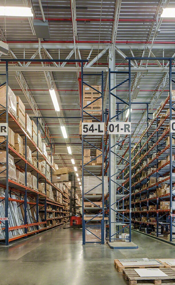 Warehouse in the United States with pallet racks and cantilever racking