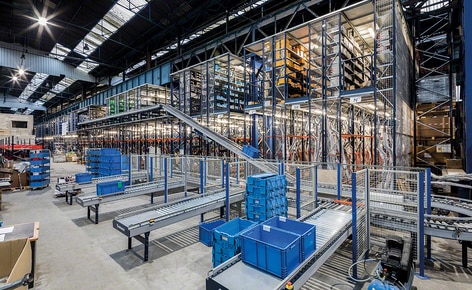 Interlake Mecalux has provided the storage systems, including a circuit of conveyors that link all areas of the installation, so that picking is carried out faster