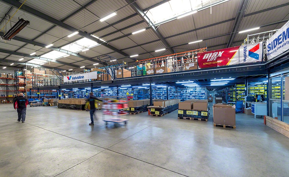 Interlake Mecalux installed a mezzanine, separated into two tiers in addition to the ground-level, that occupies practically the whole warehouse surface area