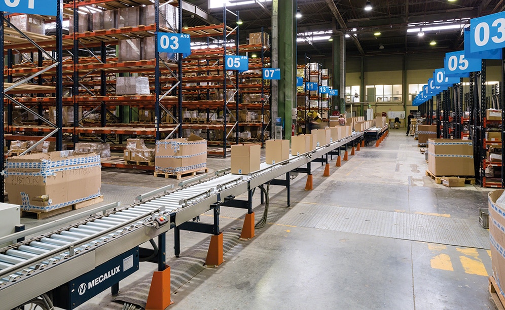 Interlake Mecalux chose to provide a conveyor circuit, which runs through the center of the warehouse at a speed of 82 ft/min, joining all areas