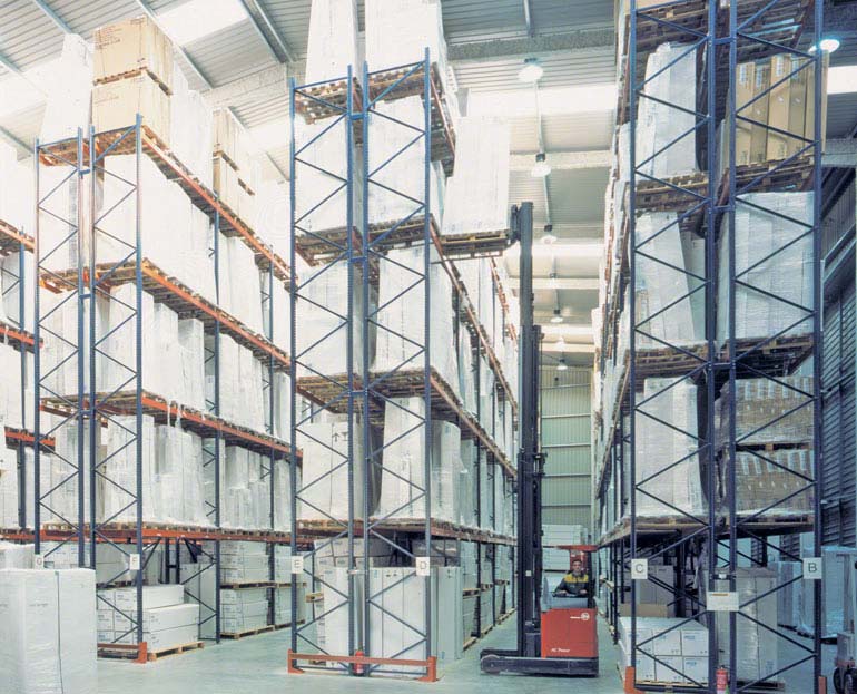 Selective pallet rack installation in a logistics operator
