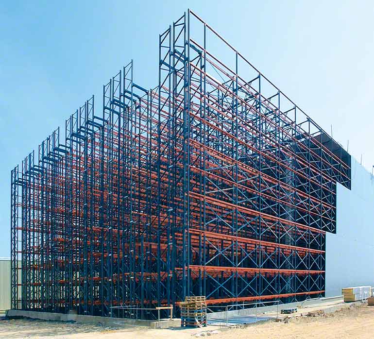 In rack-supported installations, the racks form the structure of the building itself.