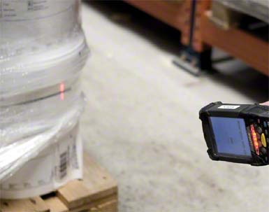The RF scanner reads the coded information of the pallet.