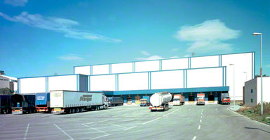 Dock with platform attached to a warehouse.