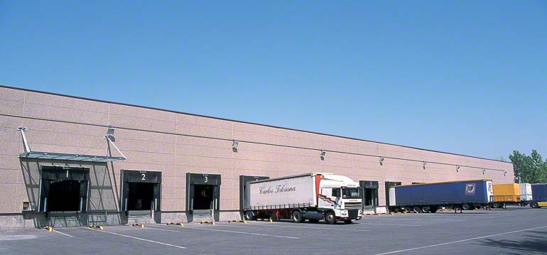 Docks with direct access to the inside of the warehouse.