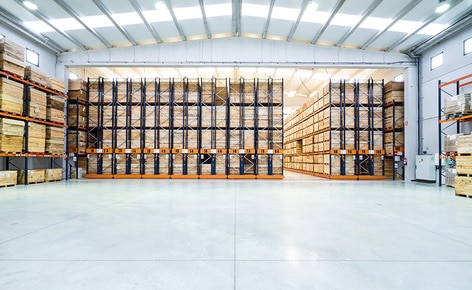 Two storage systems achieve maximum use of space, optimal organisation and turnover of the canned goods at Connorsa Two storage systems achieve maximum use of space, optimal organisation and turnover of the canned goods at Connorsa