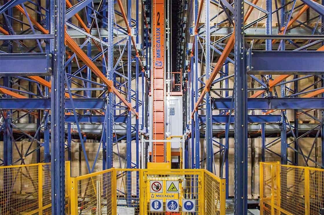 In this intelligent warehouse, stacker cranes operate in blocks of high-density racks.