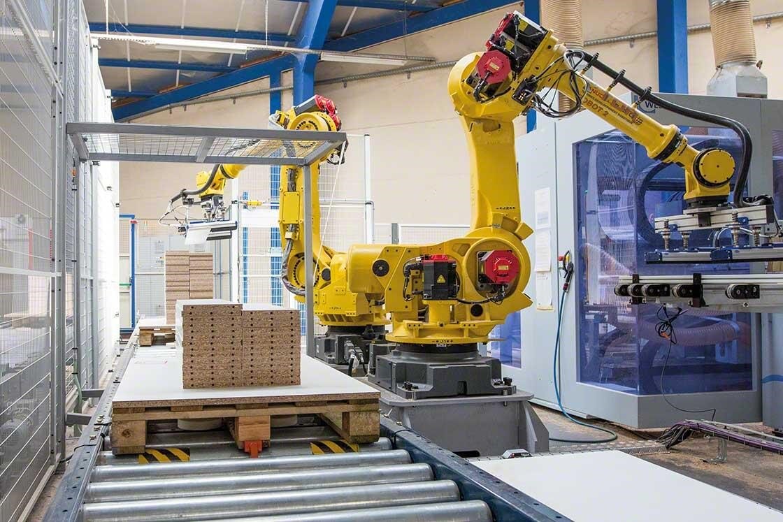 Mechanical arms palletize goods in a roboticized warehouse Mechanical arms palletize goods in a roboticized warehouse