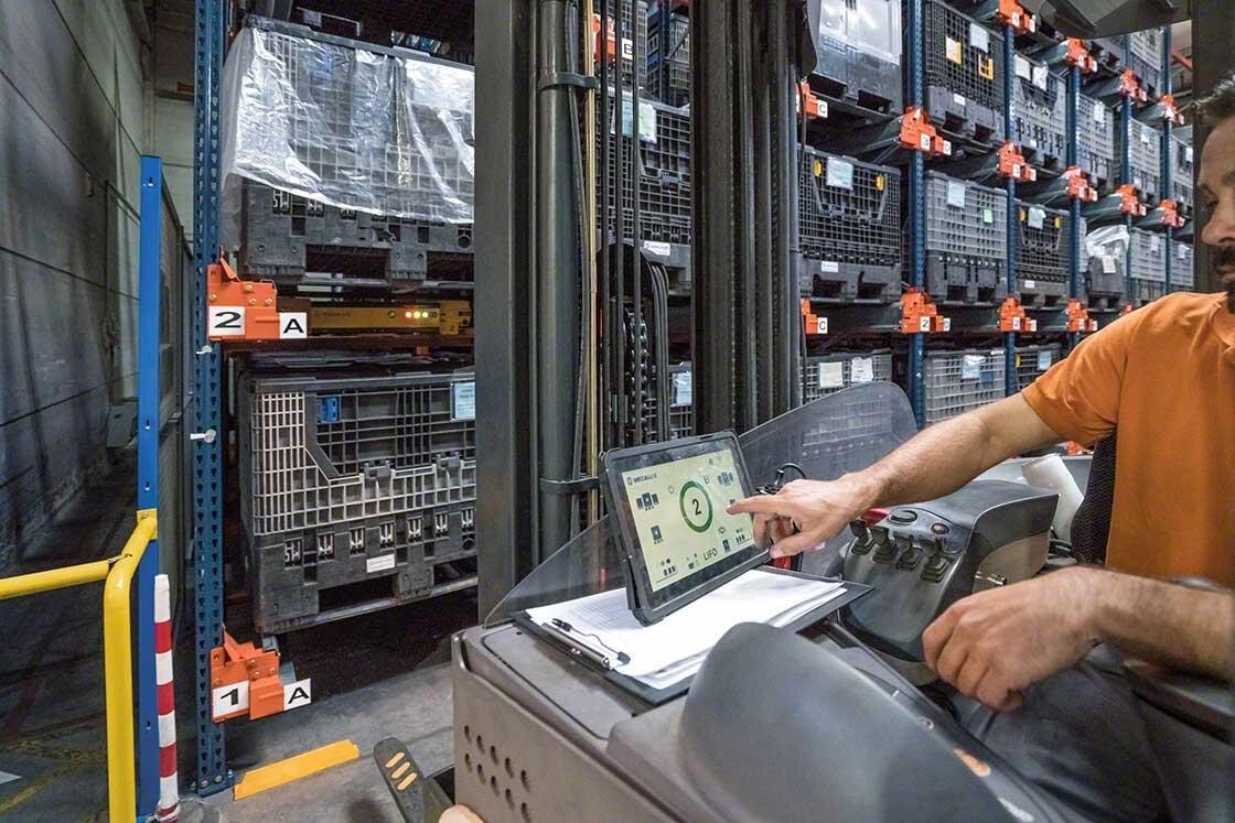 An operator manages the Pallet Shuttle from the forklift truck through a touch screen tablet. An operator manages the Pallet Shuttle from the forklift truck through a touch screen tablet.