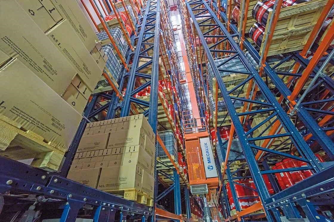 A stacker crane automatically handles pallets in a robotized or “automated” warehouse