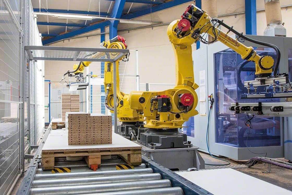 Mechanical arms palletize goods in a roboticized warehouse