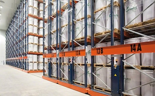 Movirack system and drive-in racks for the frozen storage of Nufri Movirack system and drive-in racks for the frozen storage of Nufri