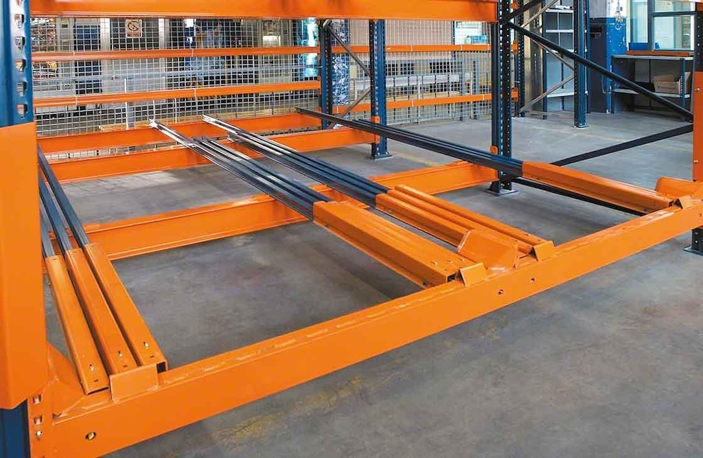 Detail of the type of trolley used in push-back racking Detail of the type of trolley used in push-back racking