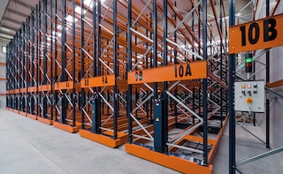 Three frozen-storage chambers with Movirack pallet racks
