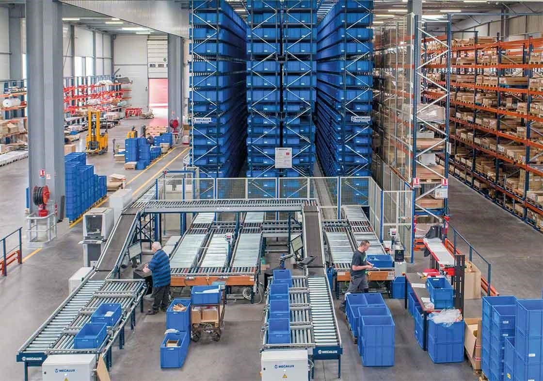 The AS/RS stacker cranes for boxes follow the product-to-person method and enable the automation of pick phase dedicated to pick routes and movements.
