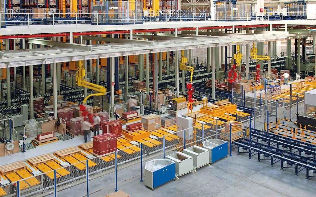 Manual picking area in the Porcelanosa Group warehouse, where the safety and ergonomics of workers are top priorities.