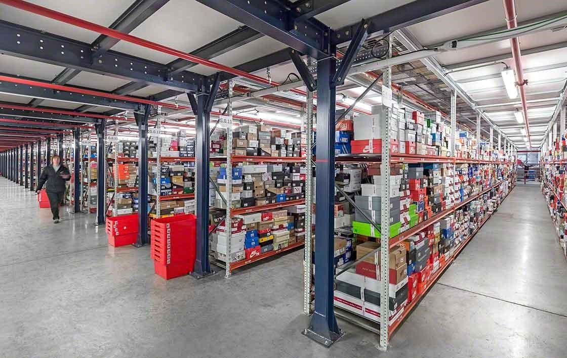 E-commerce logistics must manage a huge number of SKUs 电子商务物流必须管理大量的sku