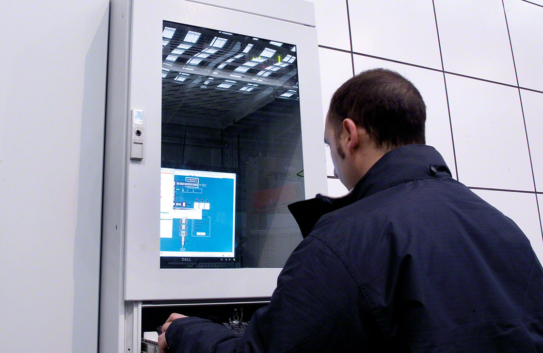 An operator checks the data log related to the tracking system 操作员检查与跟踪系统相关的数据日志