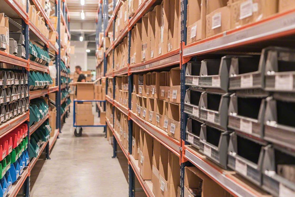 Pick-to-cart is recommended for warehouses with small products and moderate flows Pick-to-cart is recommended for warehouses with small products and moderate flows