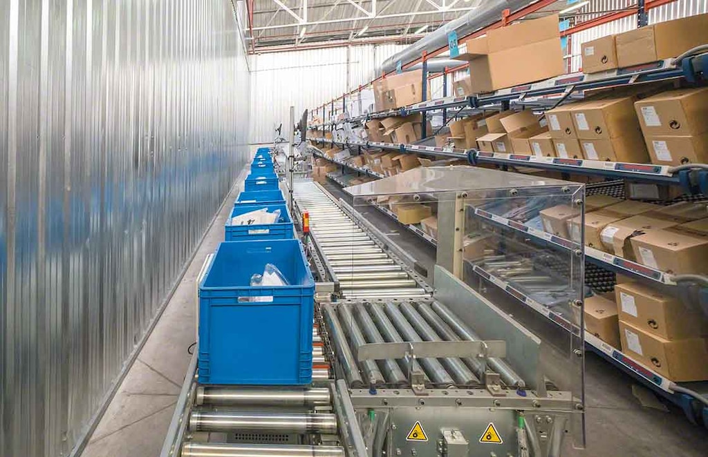 The picking area, located opposite the shelving, is equipped with a conveyor system for boxes, which facilitates load movements The picking area, located opposite the shelving, is equipped with a conveyor system for boxes, which facilitates load movements