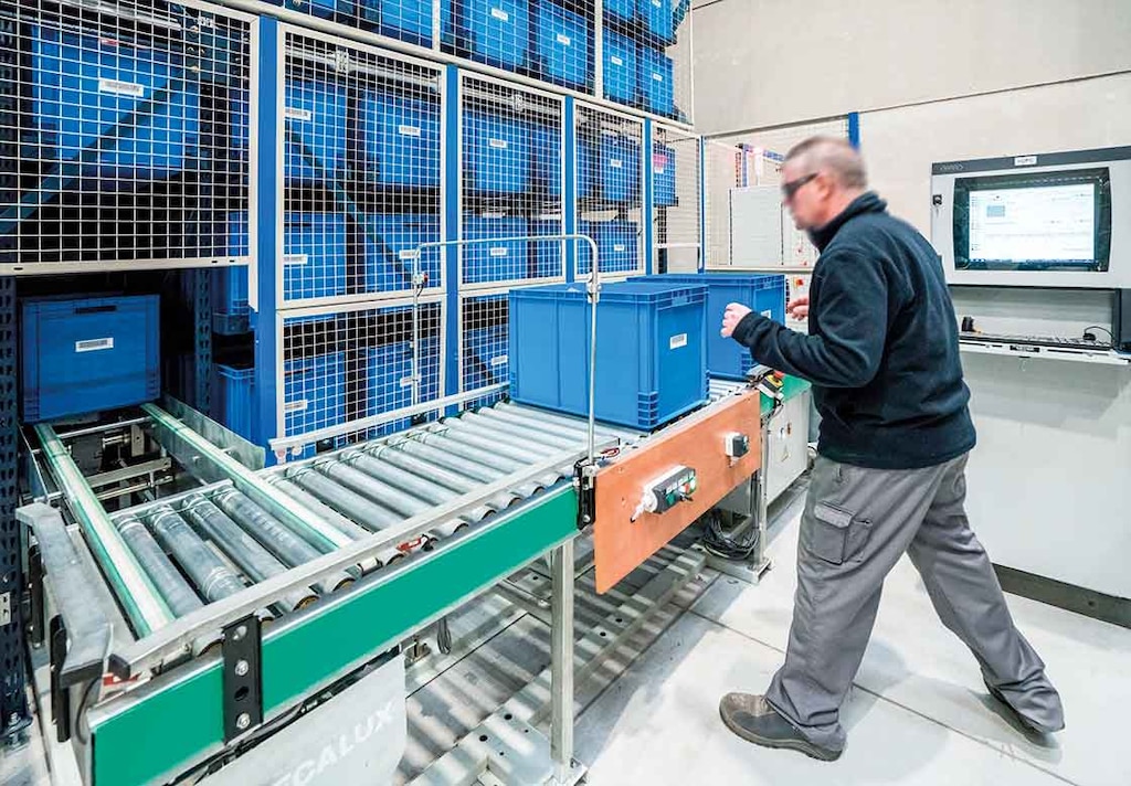 In automated warehouses for boxes, the picking area is located at the front of the miniload In automated warehouses for boxes, the picking area is located at the front of the miniload
