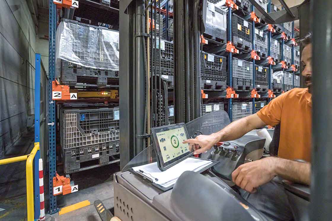 The Pallet Shuttle assists the operator with load extraction tasks, automating part of the process The Pallet Shuttle assists the operator with load extraction tasks, automating part of the process