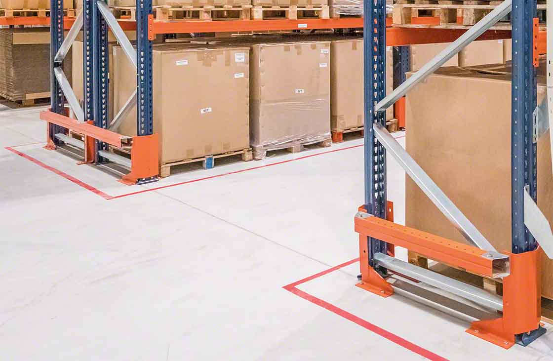 The image shows side and upright protectors in detail
