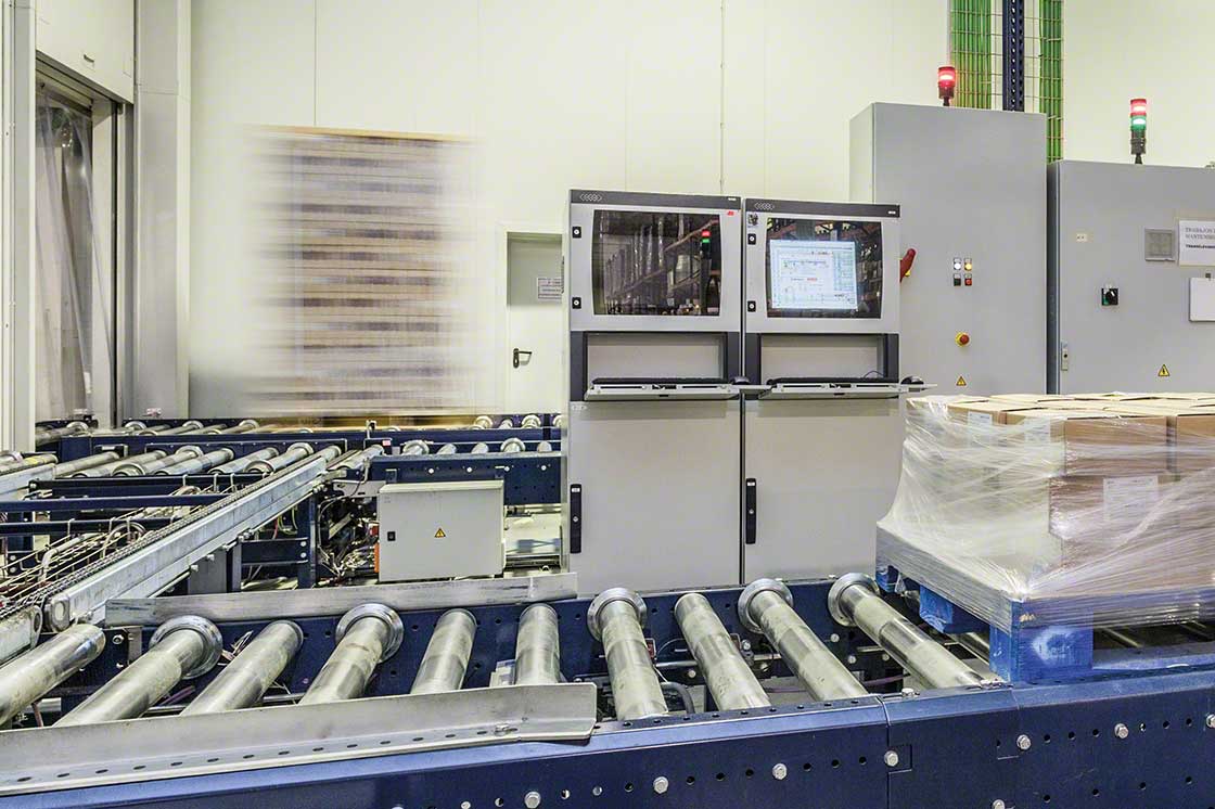 The WMS enables the automated control of goods entries and exits to and from the installation The WMS enables the automated control of goods entries and exits to and from the installation