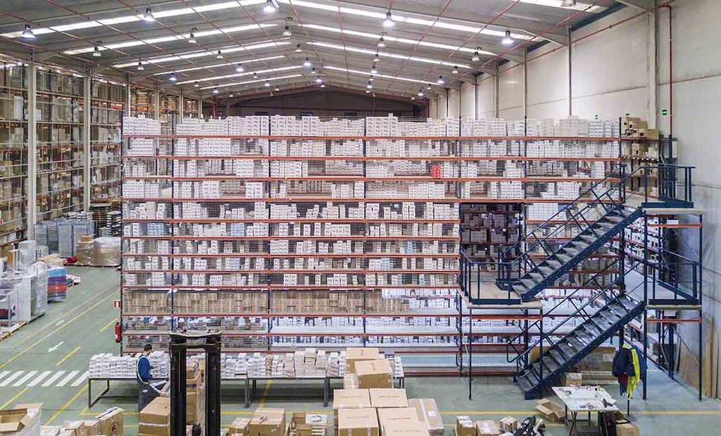 Raised walkways help to optimize space in the warehouses of logistics providers specializing in e-commerce Raised walkways help to optimize space in the warehouses of logistics providers specializing in e-commerce