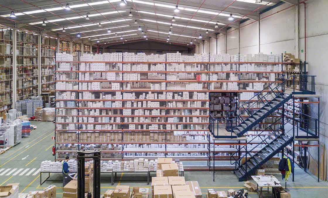 Raised walkways help to optimize space in the warehouses of logistics providers specializing in e-commerce