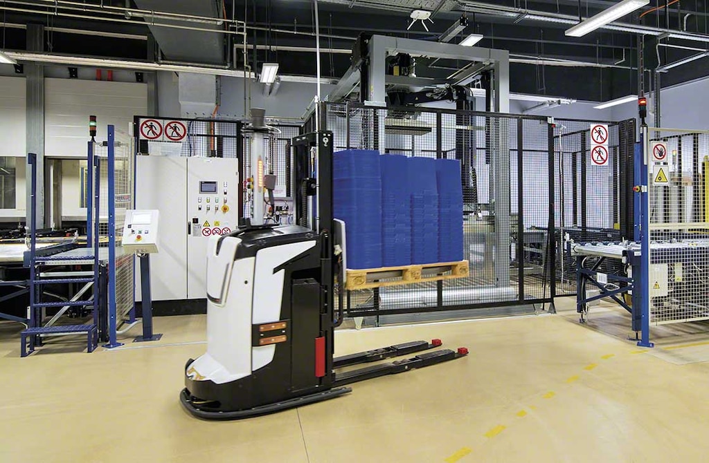 There are significant differences between AMRs and AGVs There are significant differences between AMRs and AGVs