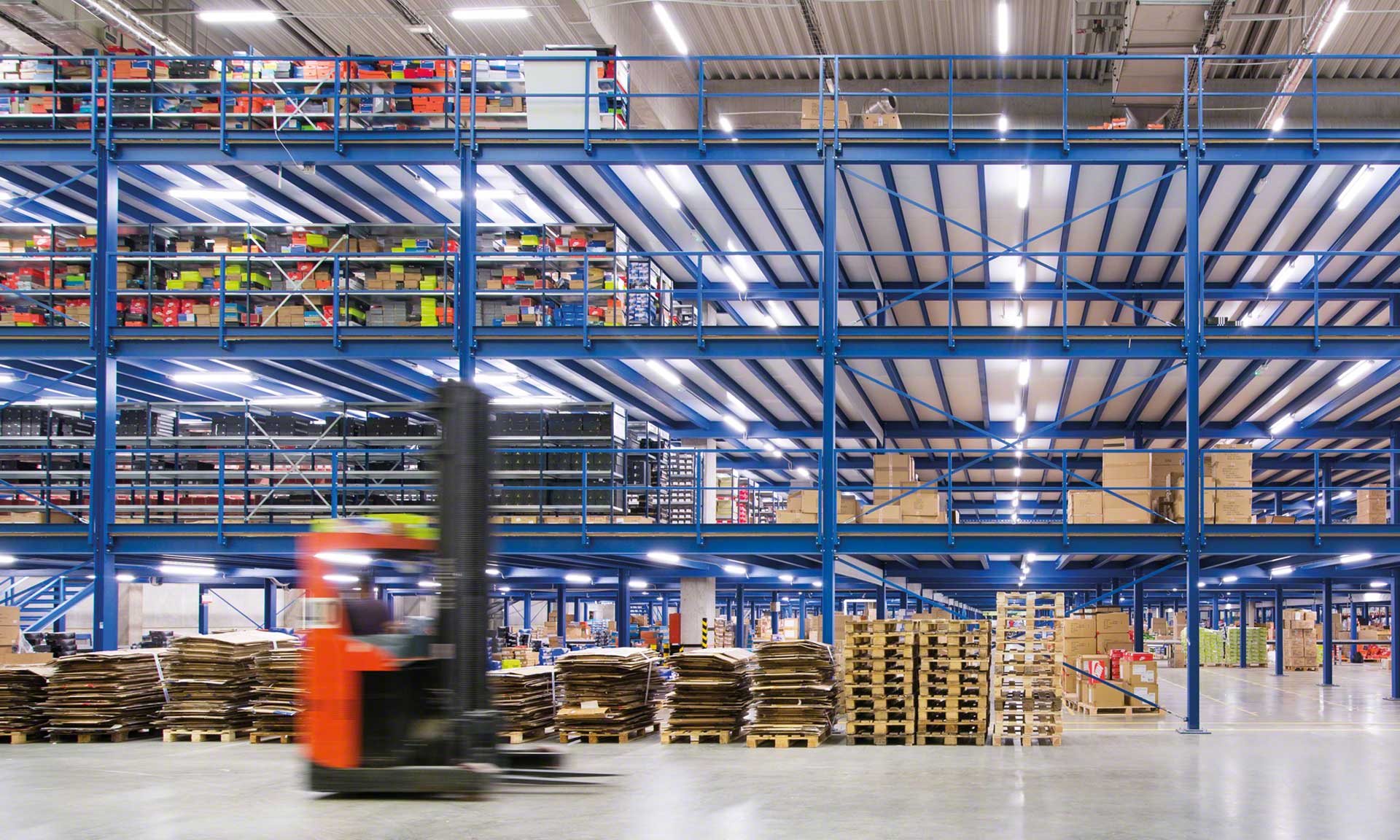 Sportisimo: optimized warehouse with pallet racks and picking shelves