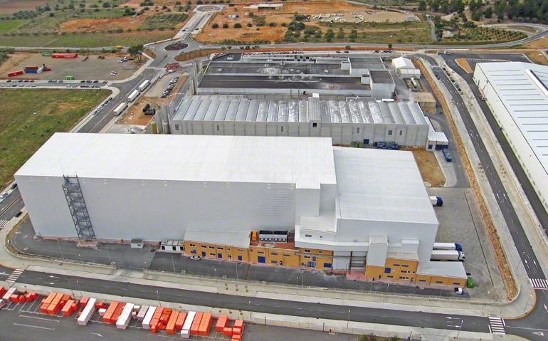 A central warehouse allocated to frozen dough production and distribution for the foods sector.