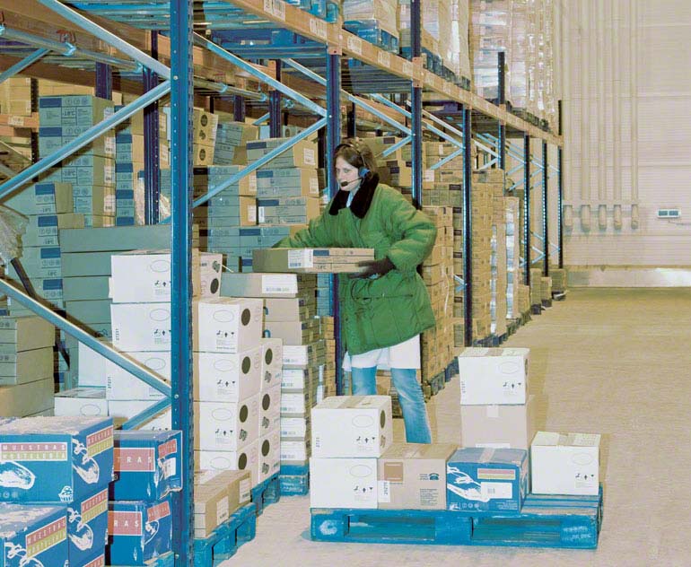 Pallet picking at ground level in a warehouse installation.