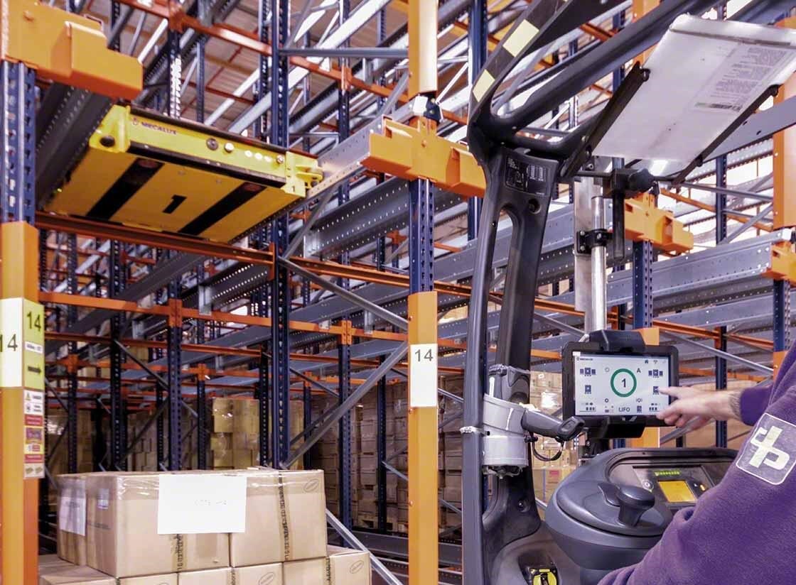 A operator controls the semi-automatic Pallet Shuttle from the handling vehicle