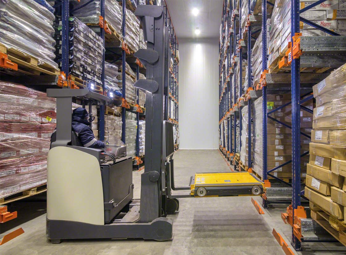 The Pallet Shuttle system in a cold storage warehouse, with a shuttle that executes movements inside the racking automatically