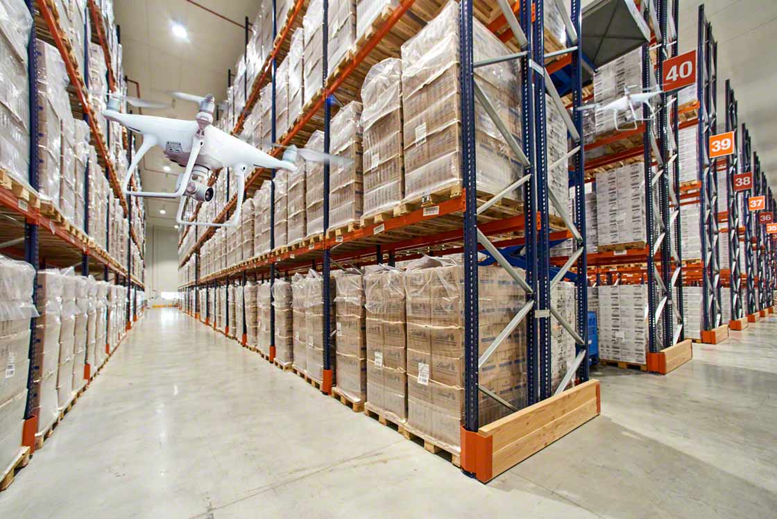 Warehouse drones fly through storage aisles autonomously  Source : interlakemecalux.com