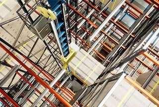 If necessary, the 3D shuttle transports the pallet to a higher level