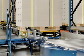 A 3D shuttle collects the pallet for storage