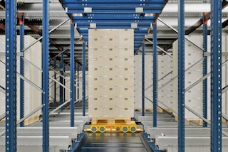 The multidirectional shuttle moves within the racks