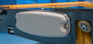 The 4-Way shuttle’s antenna allows the shuttle vehicles to receive instructions sent by the system’s software