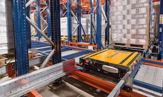 The multidirectional electric shuttle is equipped with 12 translation wheels and 10 guide wheels for smooth, agile operations