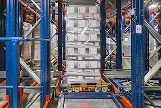 The multidirectional shuttle moves within the racks