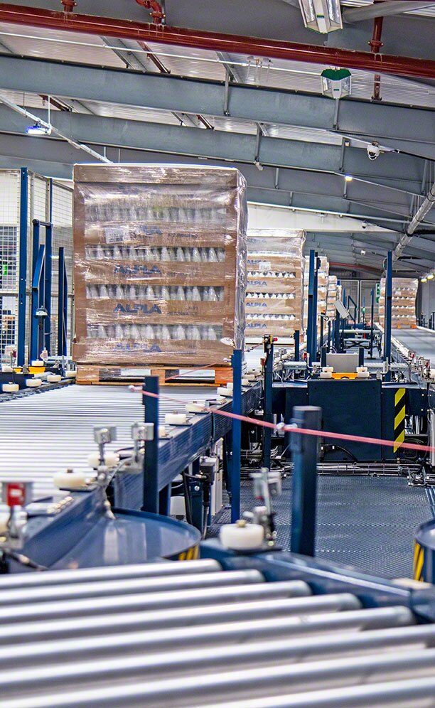 Automatic conveyors for pallets in ALPLA's logistics center